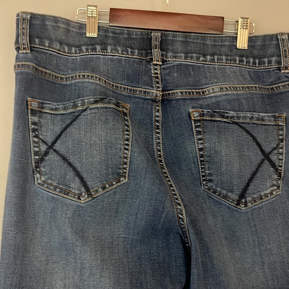 Lane Bryant like new 18R bootcut style w/ tight tummy technology! Great fitting! - Picture 3 of 4